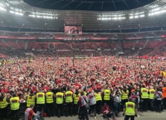 Lukas Hradecky huudatti yleisöä Leverkusen