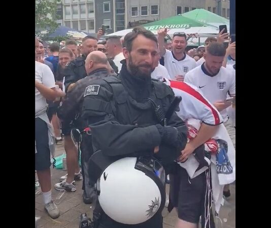 Englannin fanit ja Gareth Southgaten näköinen poliisi